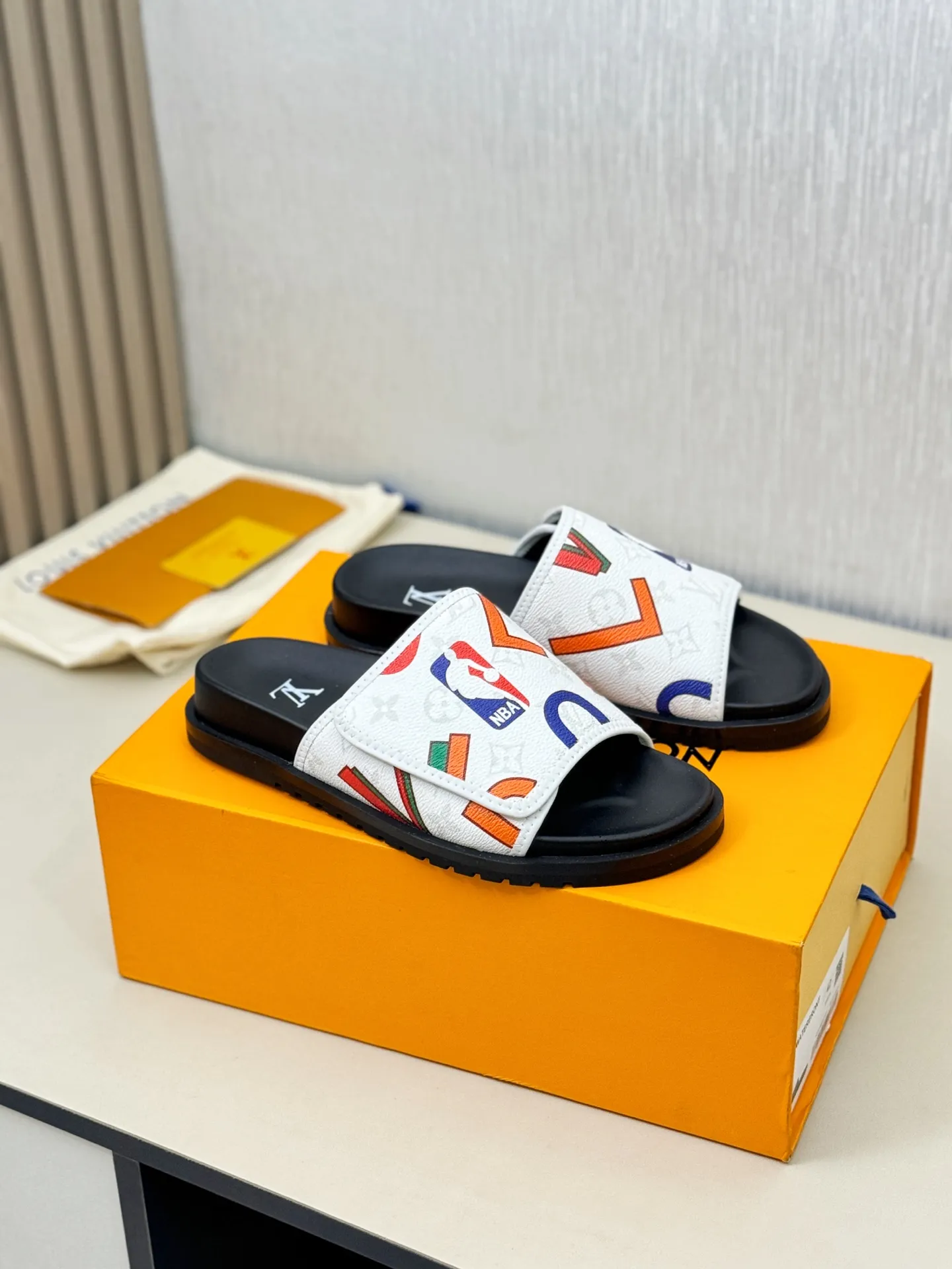 [L Home] P: 340💰Size: 38-45 Top purchasing agent lv men's summer slippers, classic presbyopia with Velcro, soft real leather lining, unique color splicing effect, distinctive personality, fashionable and trendy essential style, light and comfortable. Lightweight and tough rubber insole, micro ridged foam outsole, super comfortable!